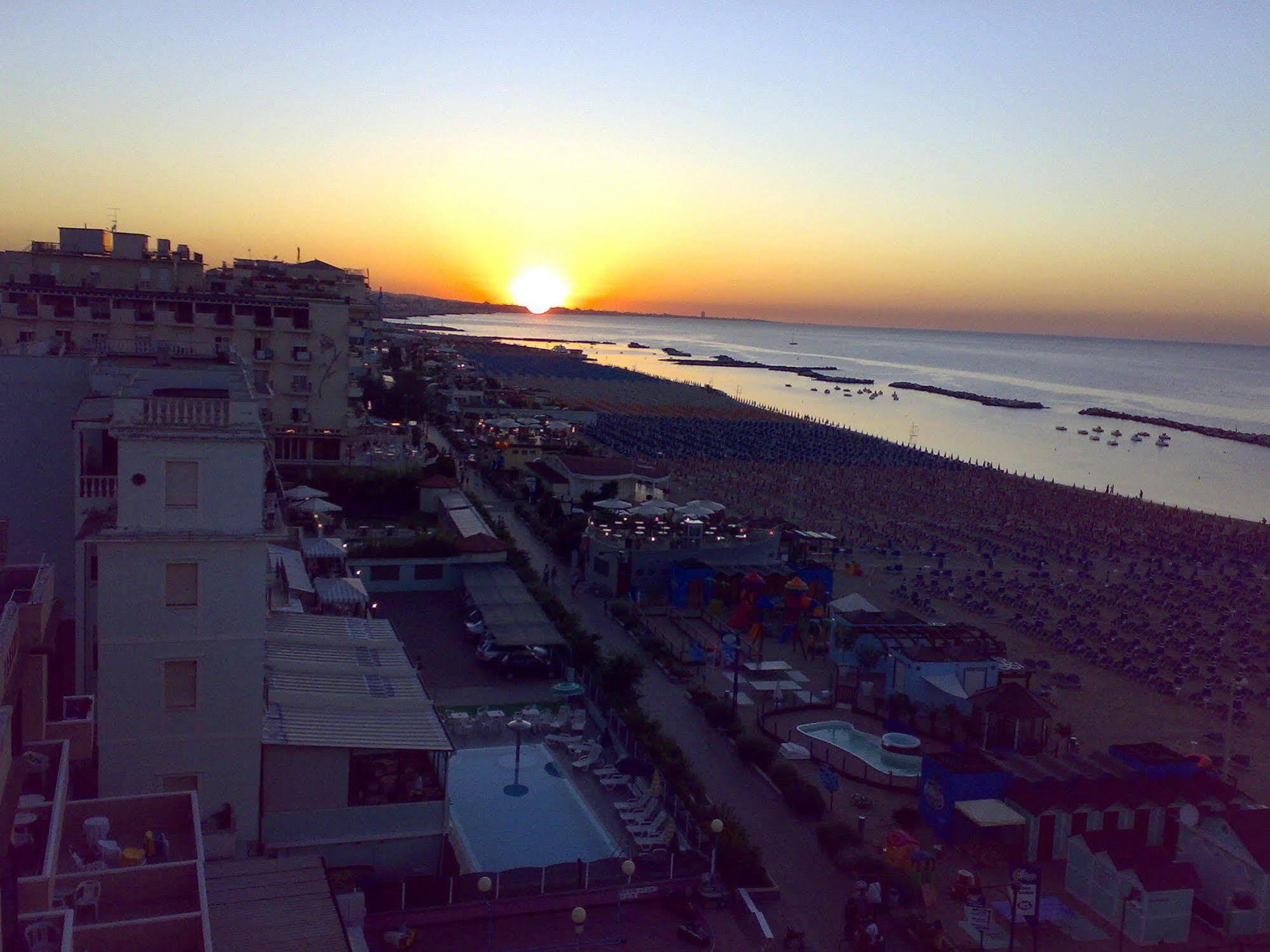 Hotel Gabbiano Cattolica Exterior photo